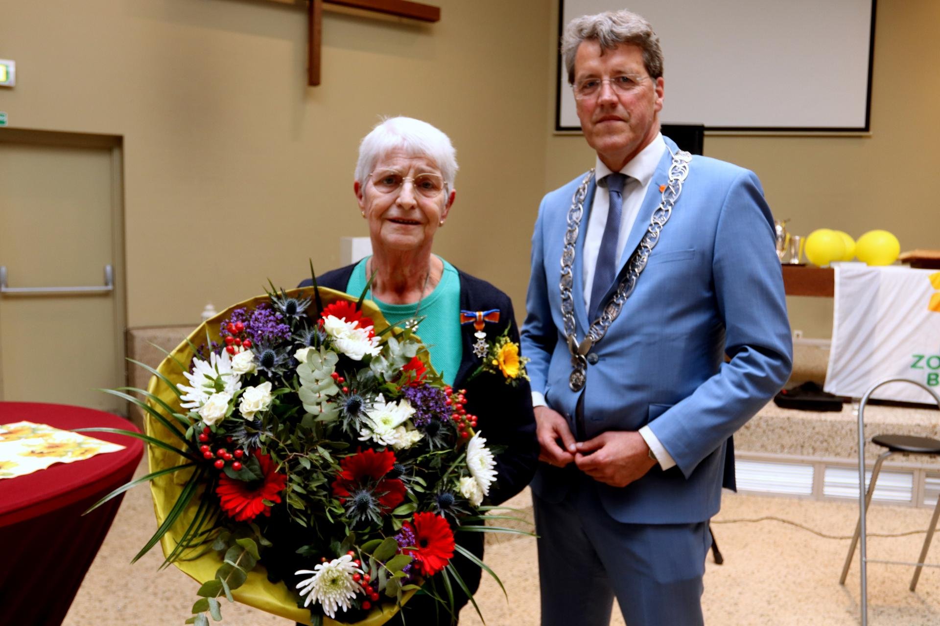 Mevrouw Ten Hoor-Reurink met burgemeester Eric van Oosterhout