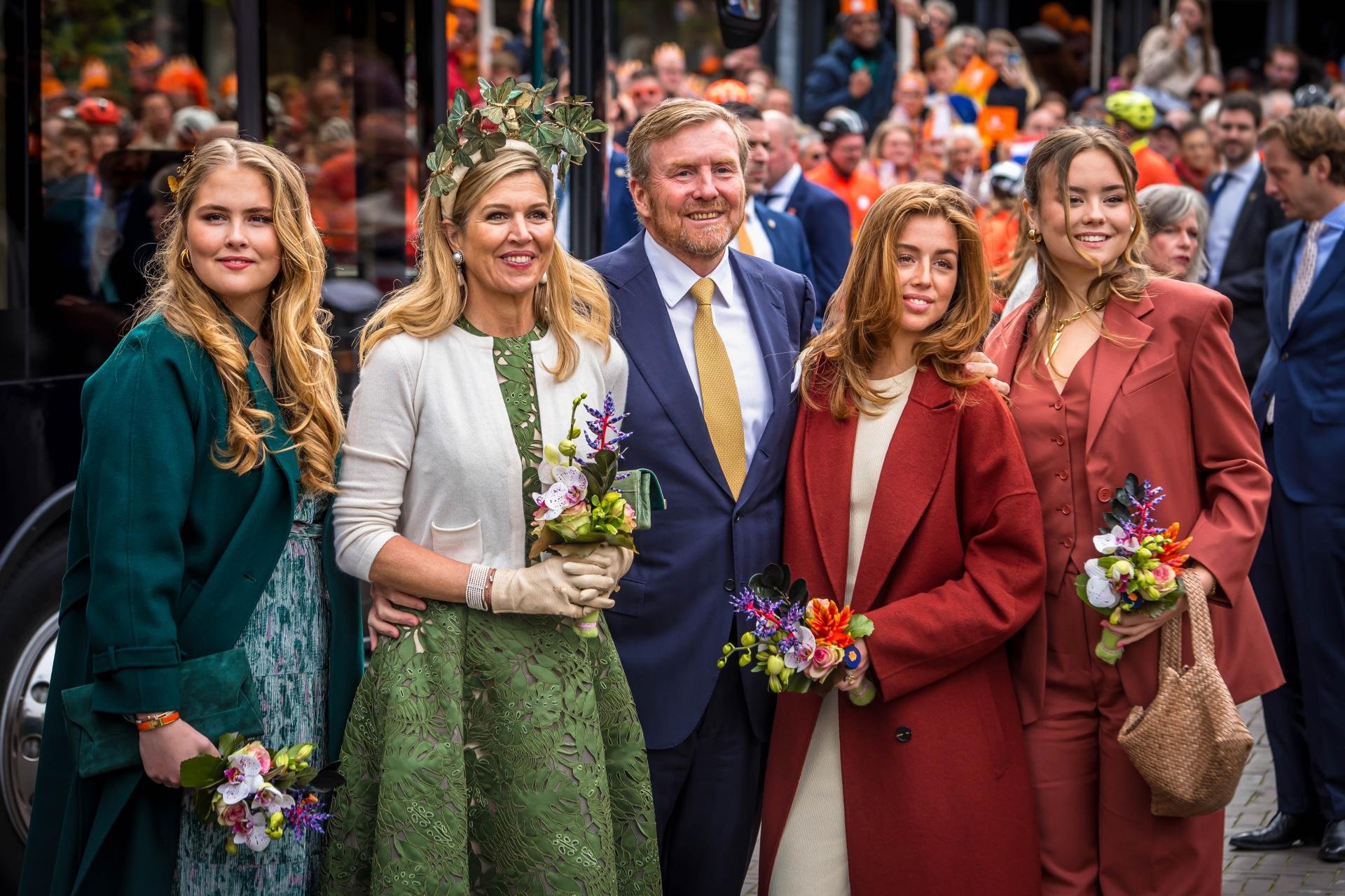 De Koning en zijn gezin op het Noorderplein tijdens koningsdag in Emmen 